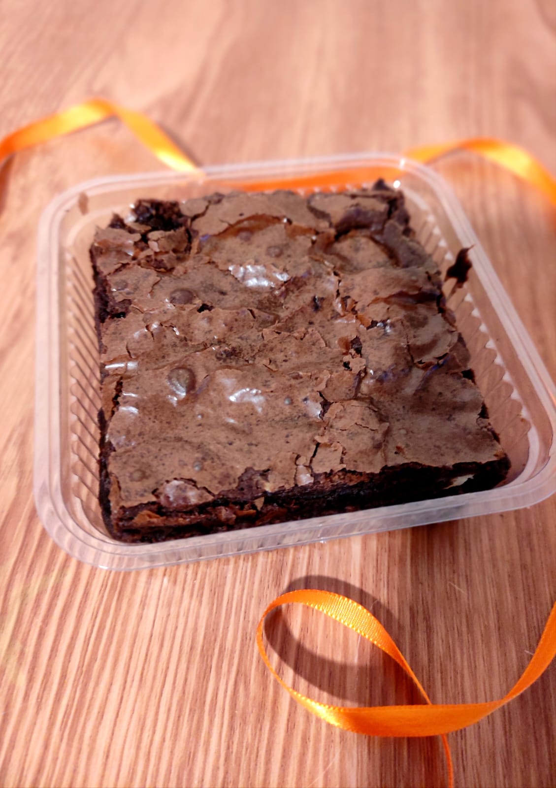 Brownie artesanal com casquinha craquelada em close