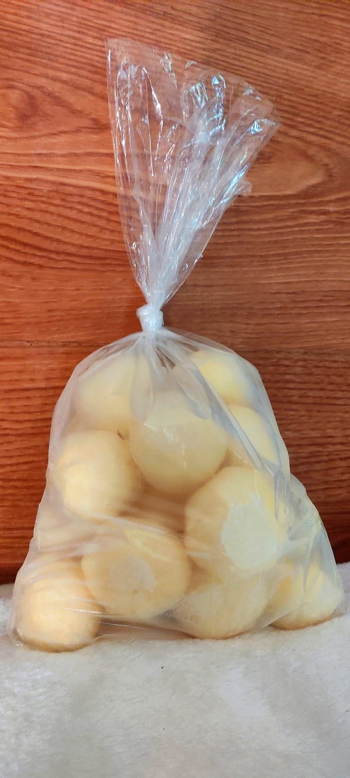 Saquinho de pão de queijo congelado pronto para assar em casa