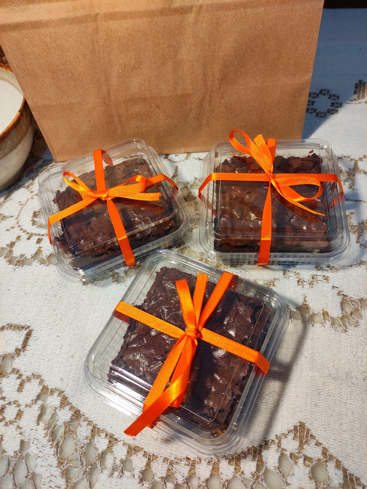Brownies embalados individualmente com laço de fita laranja